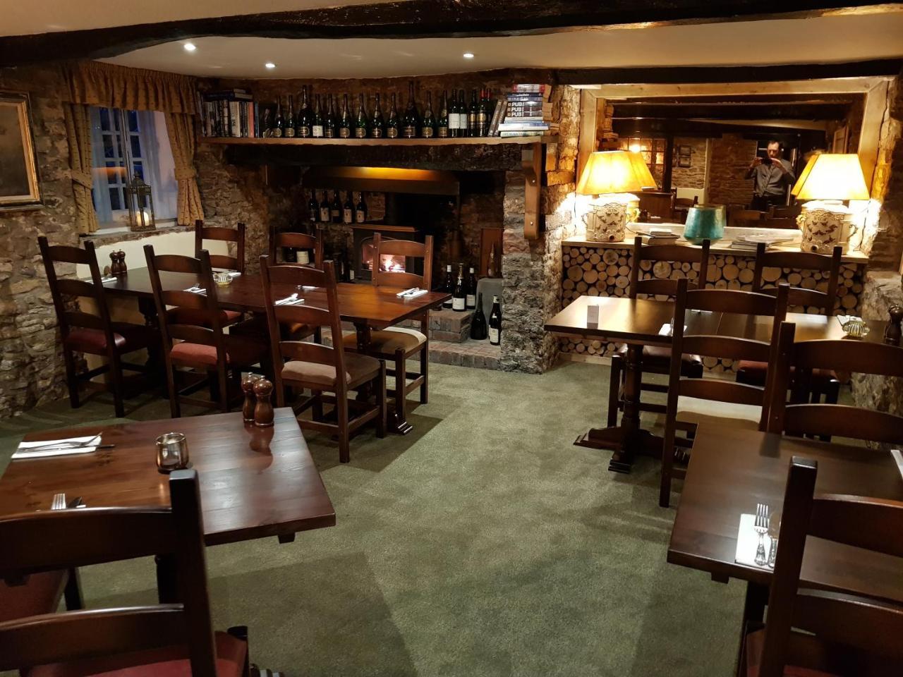 The Carpenters Arms Hotel Pensford Buitenkant foto
